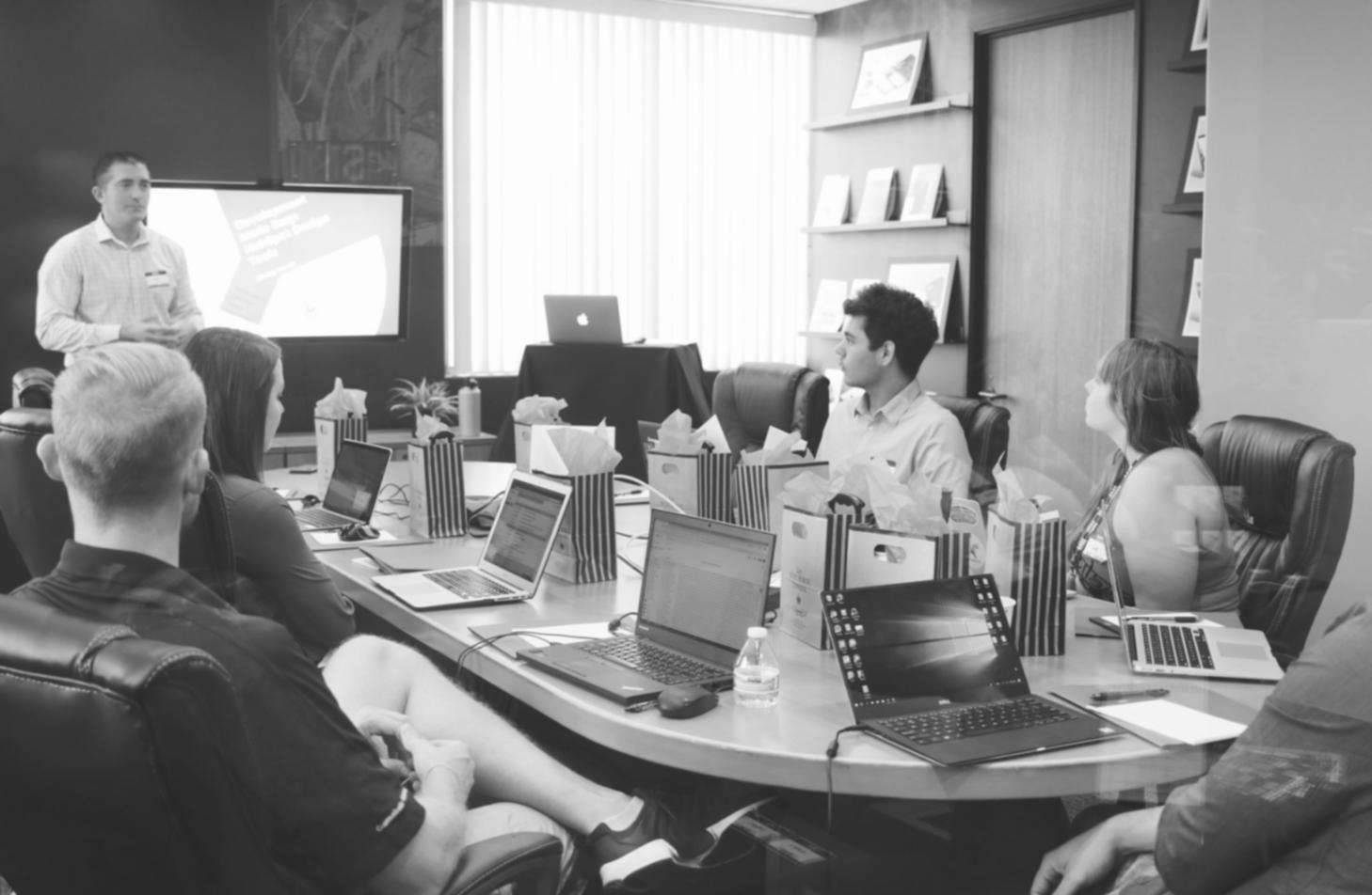 Zespół pracujący nad dashboardem finansowym